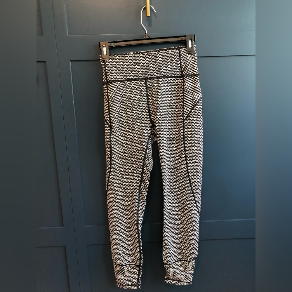 Lululemon Black and White Cropped Yoga Pants Size 6